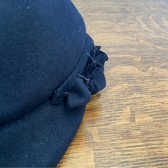 VINTAGE MATHILDE BY C&R BLACK FELT DANGLES PAGEBOY MODERN 70s 80s FANCY HAT - Picture 5 of 15